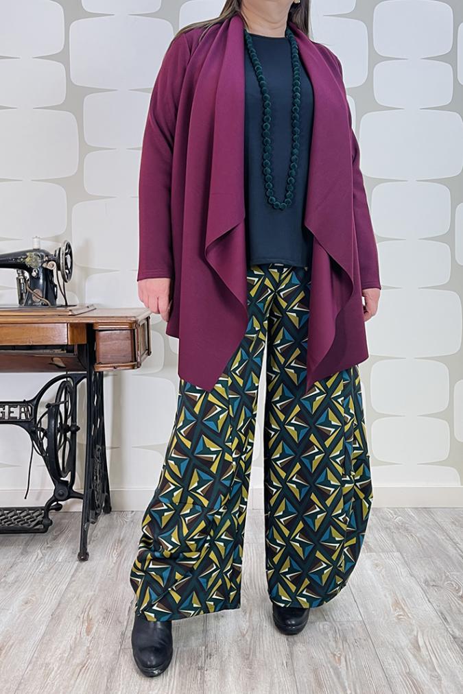 outfit curvy Cardigan Jill vino, Maglia Danika nera, Pantalone Mursten sartoriale a fantasia - fabbrica di giuggiole abbigliamento femminile