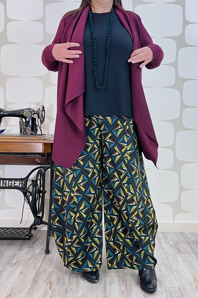 outfit curvy Cardigan Jill vino, Maglia Danika nera, Pantalone Mursten sartoriale a fantasia - fabbrica di giuggiole abbigliamento femminile