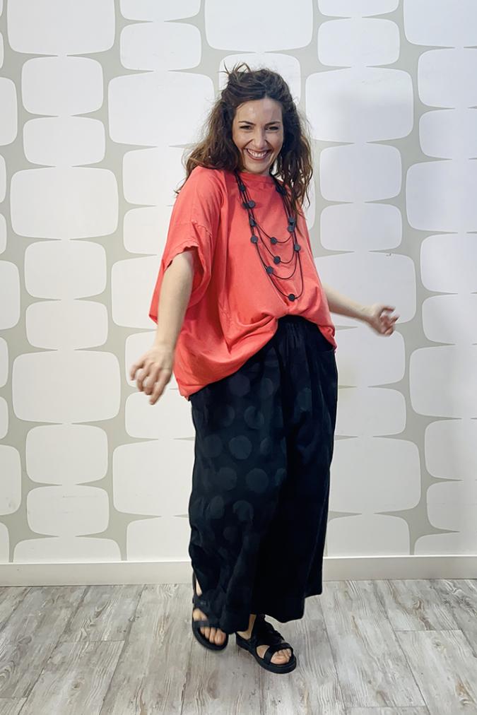 outfit con Maglia Weber mandarino e Pantalone Joanie