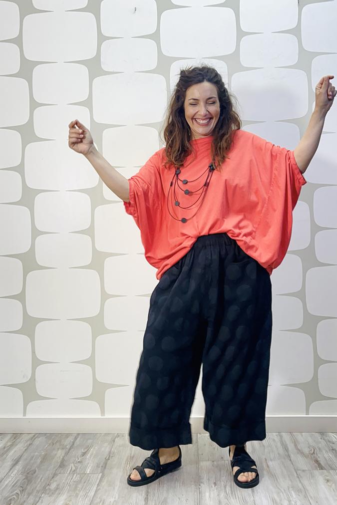 outfit con Maglia Weber mandarino e Pantalone Joanie