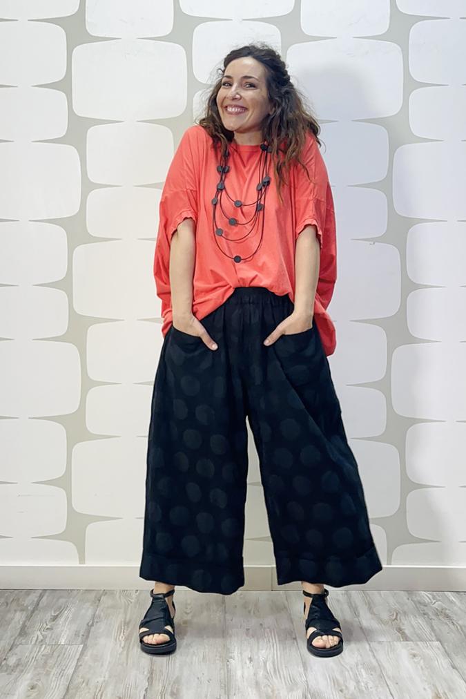 outfit con Maglia Weber mandarino e Pantalone Joanie