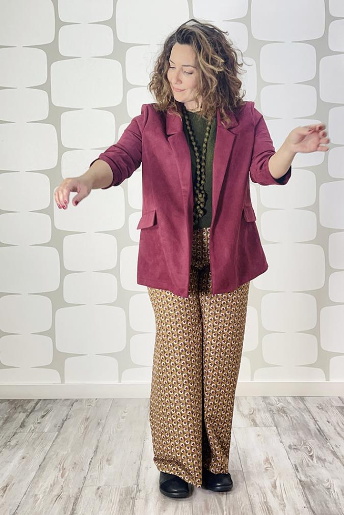 outfit con Giacca Fenton bordeaux, Maglia Koleman verde e Pantalone palazzo fantasia Joris