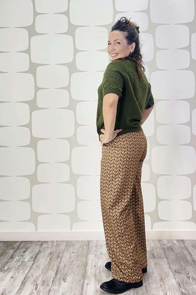 outfit con outfit con Giacca Fenton bordeaux, Maglia Koleman verde e Pantalone palazzo fantasia JorisMaglia Koleman verde e Pantalone palazzo fantasia Joris