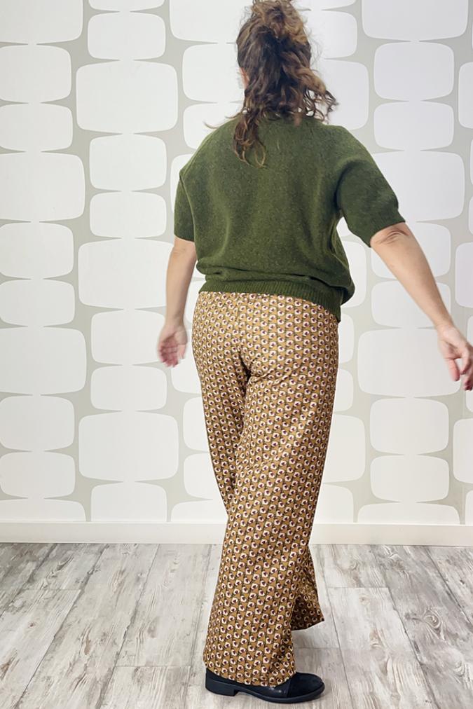 outfit con outfit con Giacca Fenton bordeaux, Maglia Koleman verde e Pantalone palazzo fantasia JorisMaglia Koleman verde e Pantalone palazzo fantasia Joris