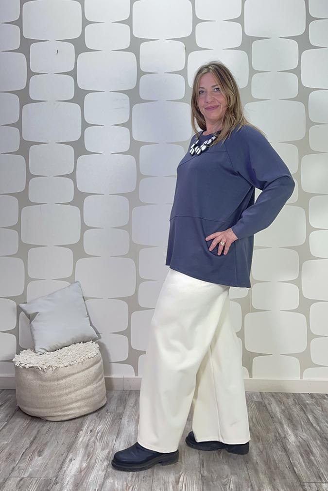 OUTFIT CURVY con Maglia Juliet grigia, Pantalone Monaco sartoriale panna - fabbrica di giuggiole