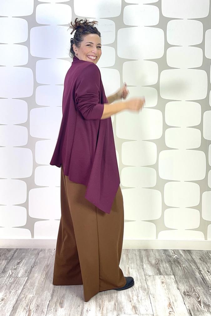 outfit con Cardigan Jill vino e Tuta sartoriale tabacco