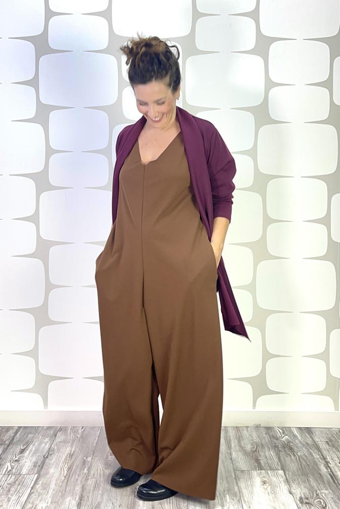 outfit con Cardigan Jill vino e Tuta sartoriale tabacco