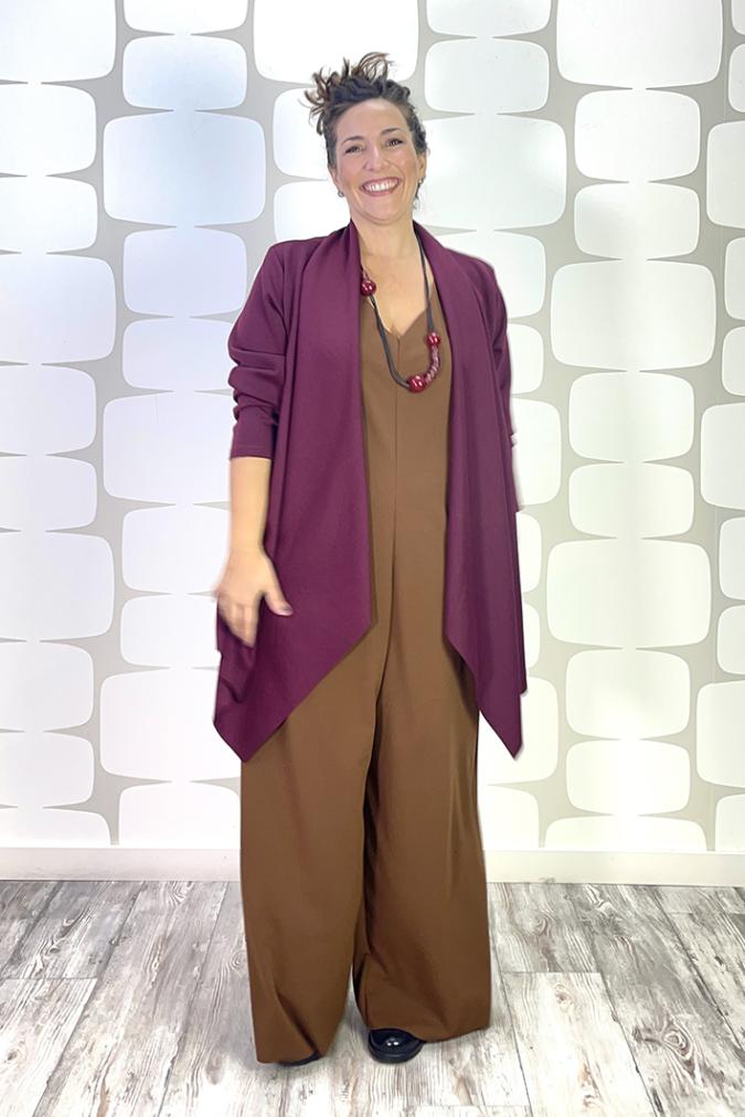 outfit con Cardigan Jill vino e Tuta sartoriale tabacco