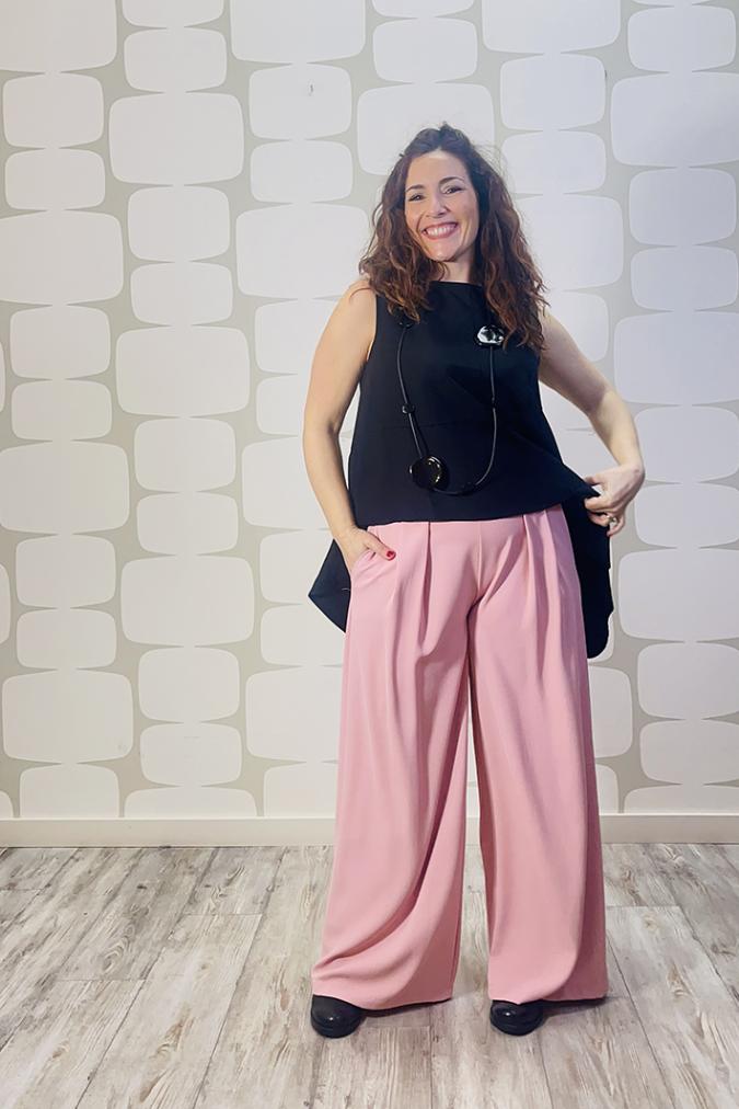 outfit con Blusa Kaede nera e Pantalone Carmichael rosa