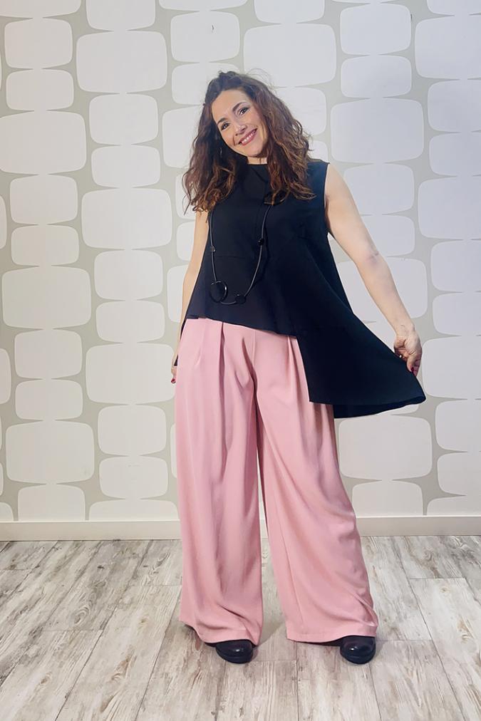 outfit con Blusa Kaede nera e Pantalone Carmichael rosa