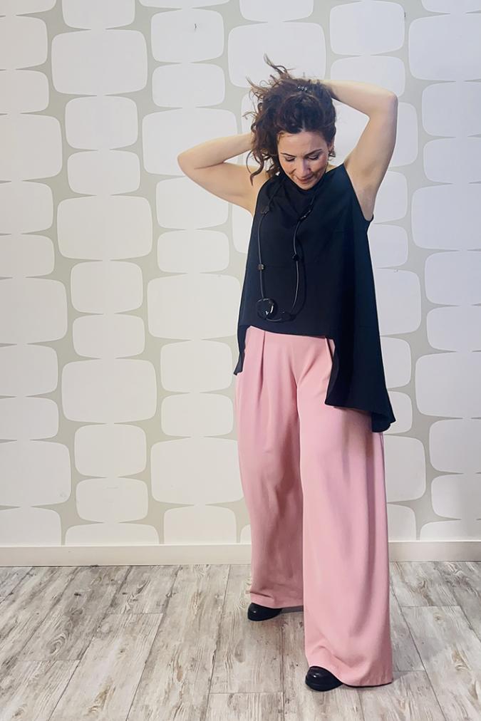 outfit con Blusa Kaede nera e Pantalone Carmichael rosa