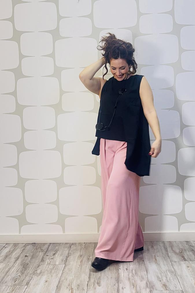 outfit con Blusa Kaede nera e Pantalone Carmichael rosa