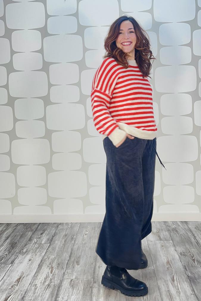 outfit con Maglione Kaj a righe rosso e panna, Pantalone Demetrio grigio