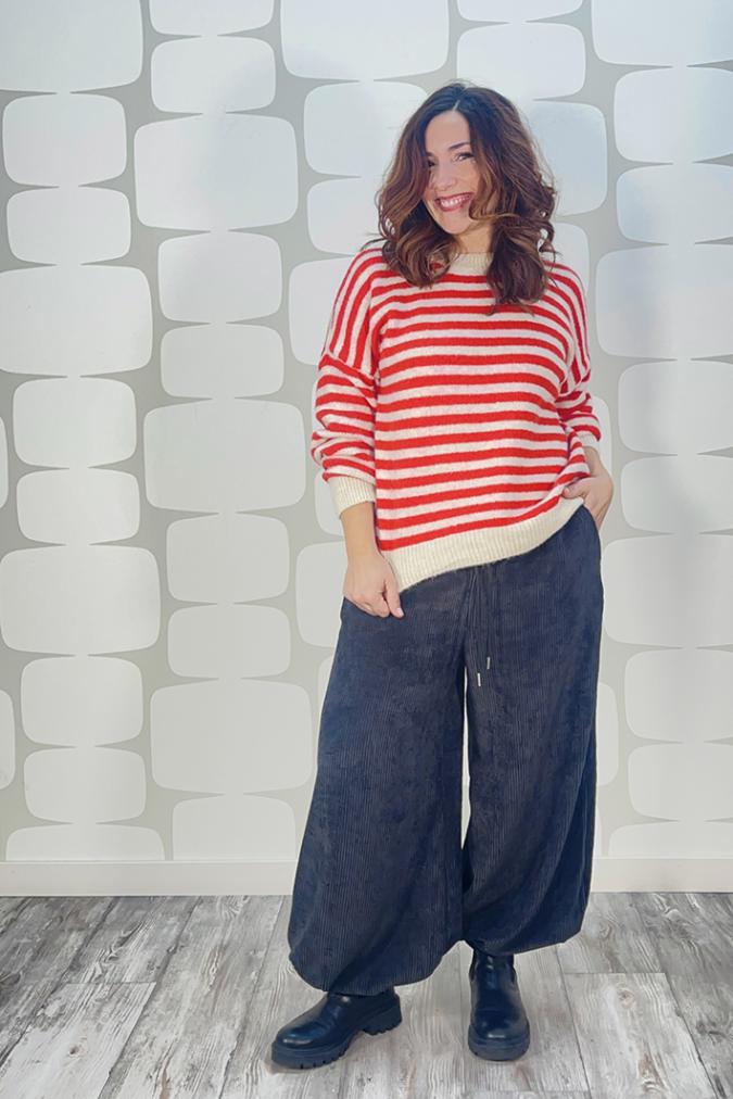 outfit con Maglione Kaj a righe rosso e panna, Pantalone Demetrio grigio