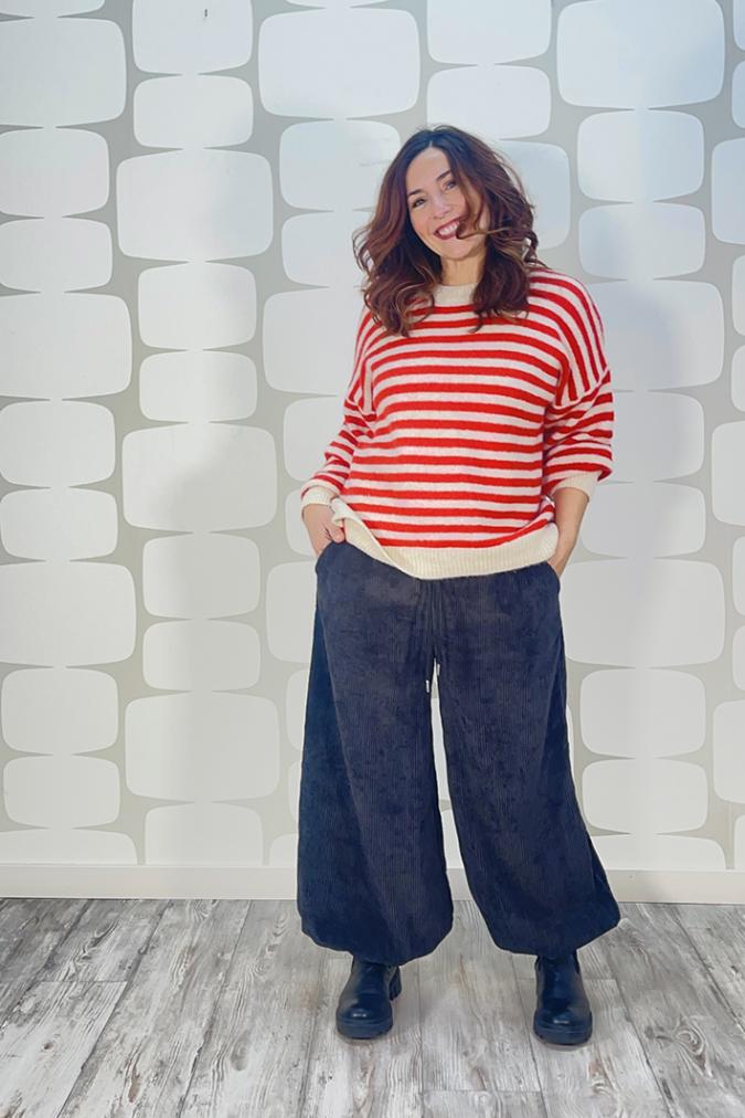 outfit con Maglione Kaj a righe rosso e panna, Pantalone Demetrio grigio