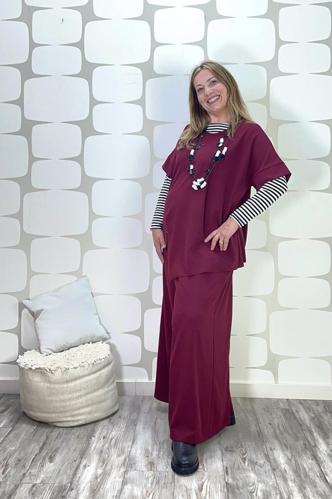 OUTFIT CURVY sartoriale con Maglia Sandra sartoriale rosso, Maglia Basica a righe a maniche lunge bianco e nero, pantalone Palace Karlsson sartoriale rosso - fabbrica di giuggiole