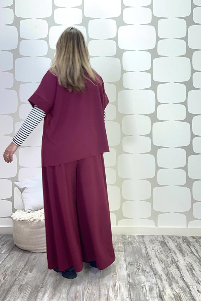OUTFIT CURVY sartoriale con Maglia Sandra sartoriale rosso, Maglia Basica a righe a maniche lunge bianco e nero, pantalone Palace Karlsson sartoriale rosso - fabbrica di giuggiole