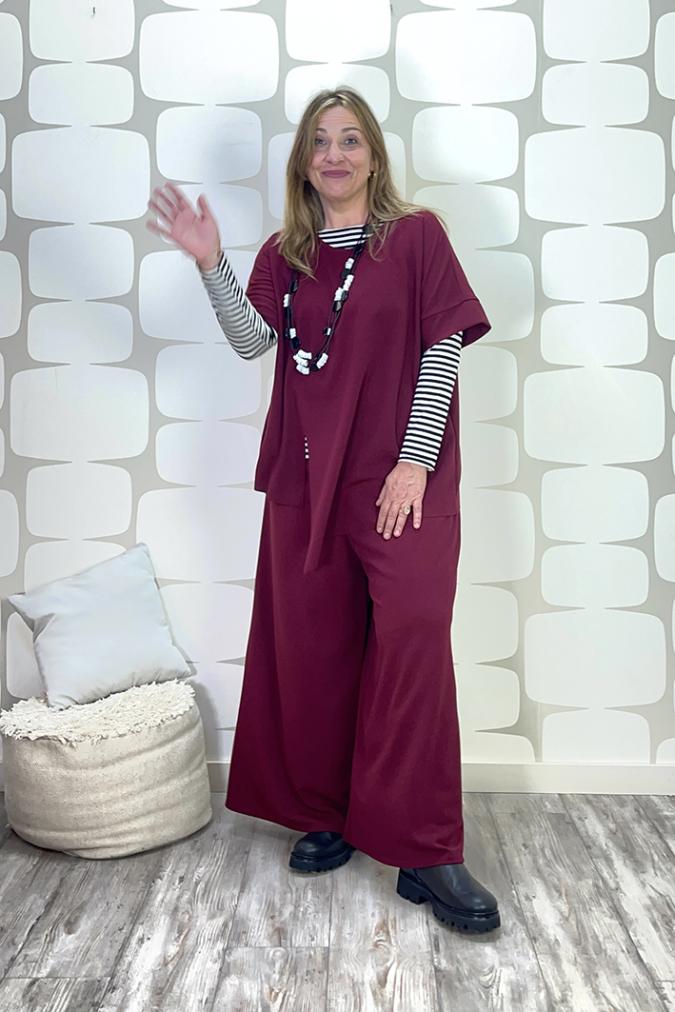 OUTFIT CURVY sartoriale con Maglia Sandra sartoriale rosso, Maglia Basica a righe a maniche lunge bianco e nero, pantalone Palace Karlsson sartoriale rosso - fabbrica di giuggiole