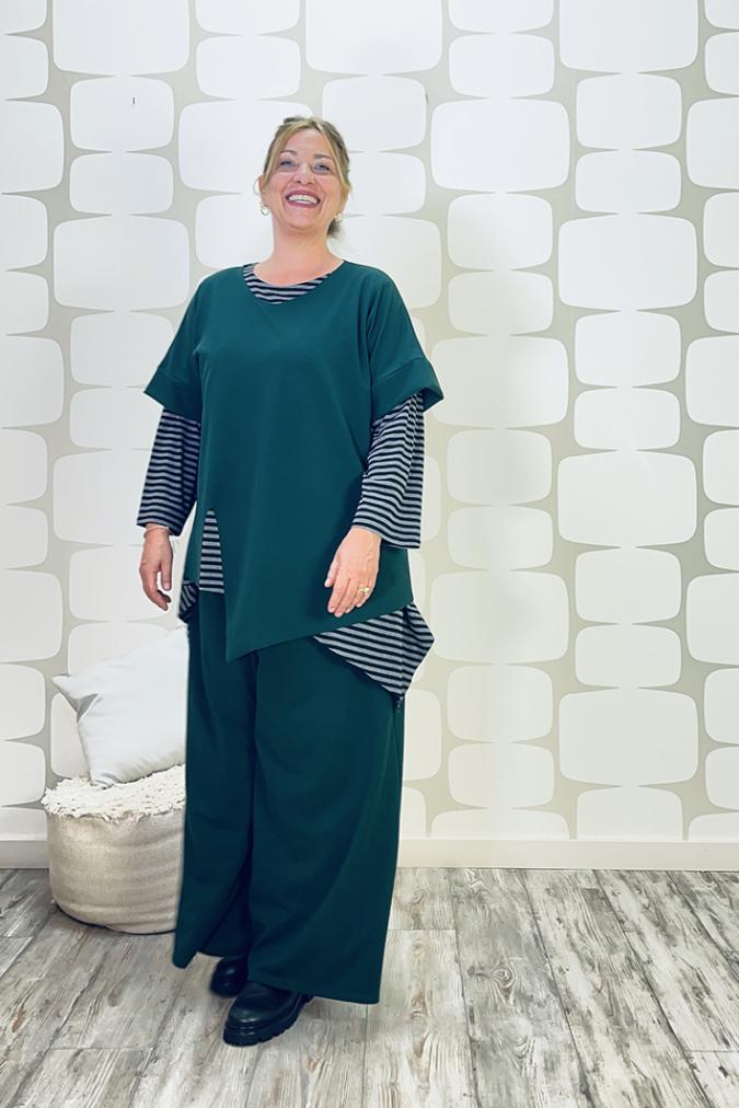 OUTFIT CURVY sartoriale con Maglia Sandra sartoriale verde, Maglia Betta sartoriale a righe bianco nero, pantalone Palace Karlsson sartoriale verde - fabbrica di giuggiole