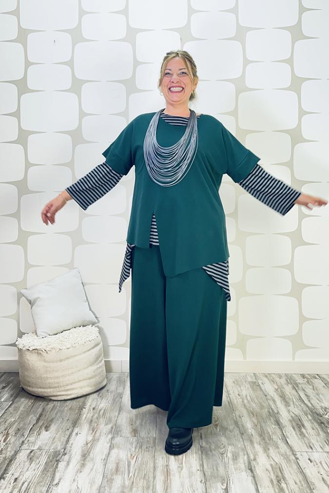 OUTFIT CURVY sartoriale con Maglia Sandra sartoriale verde, Maglia Betta sartoriale a righe bianco nero, pantalone Palace Karlsson sartoriale verde - fabbrica di giuggiole