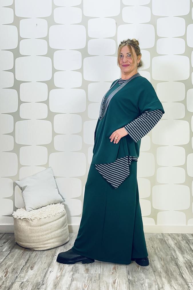 OUTFIT CURVY sartoriale con Maglia Sandra sartoriale verde, Maglia Betta sartoriale a righe bianco nero, pantalone Palace Karlsson sartoriale verde - fabbrica di giuggiole