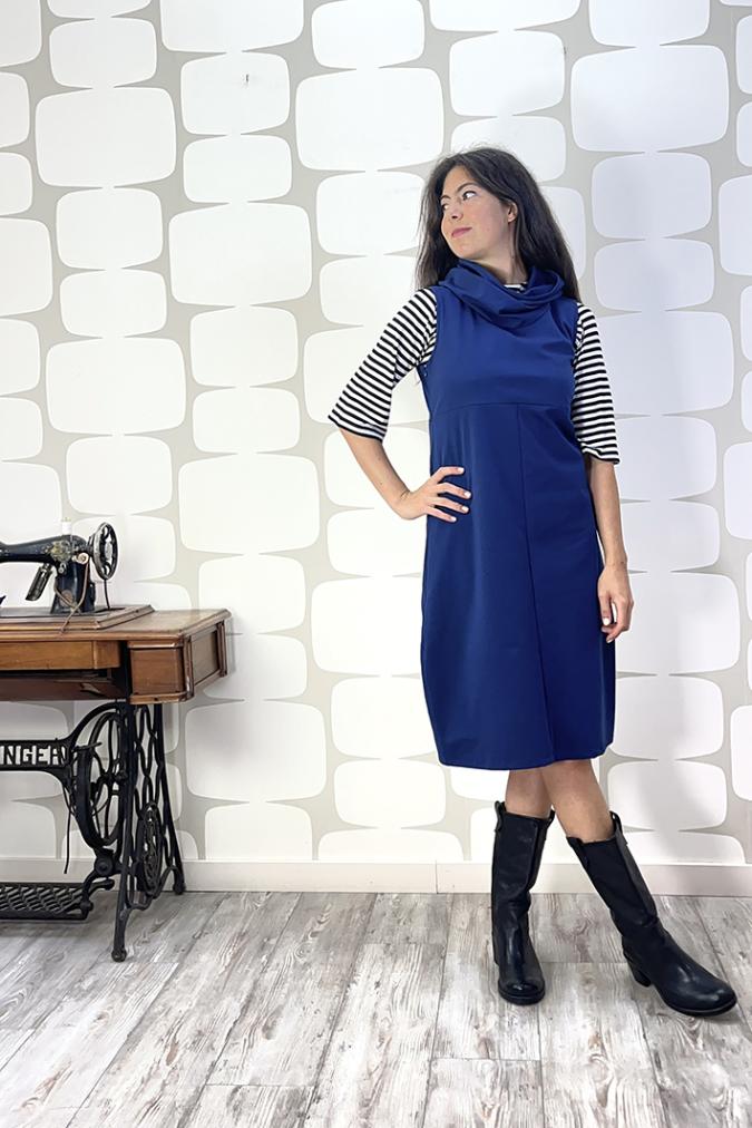 OUTFIT con Abito Kenny blu e Maglia Nami sartoriale a righe bianche e nere