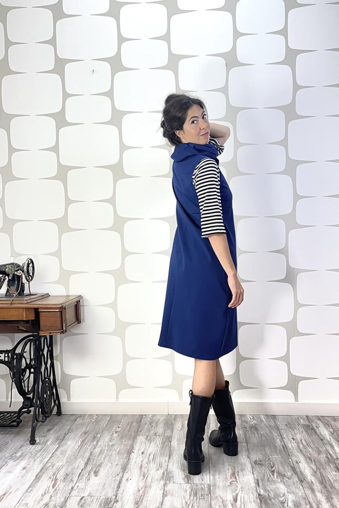 OUTFIT con Abito Kenny blu e Maglia Nami sartoriale a righe bianche e nere