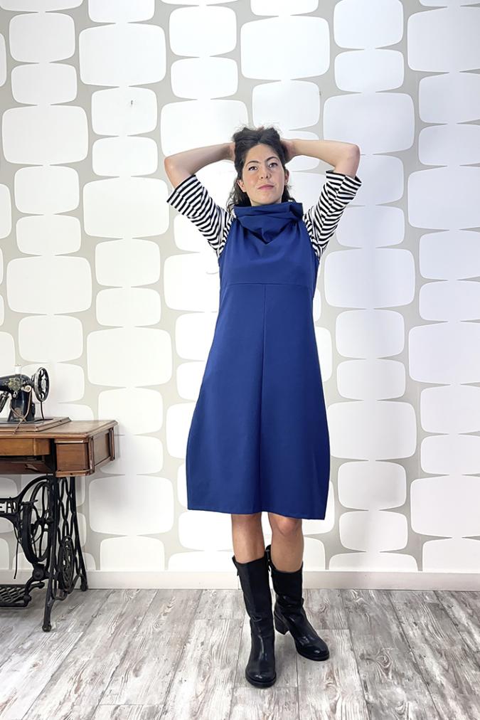 OUTFIT con Abito Kenny blu e Maglia Nami sartoriale a righe bianche e nere