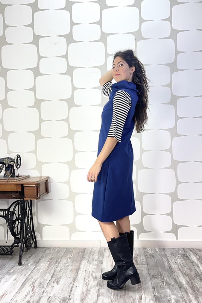 OUTFIT con Abito Kenny blu e Maglia Nami sartoriale a righe bianche e nere