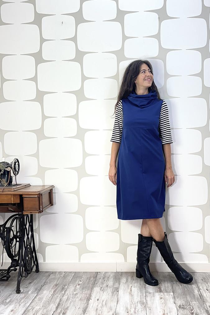 OUTFIT con Abito Kenny blu e Maglia Nami sartoriale a righe bianche e nere