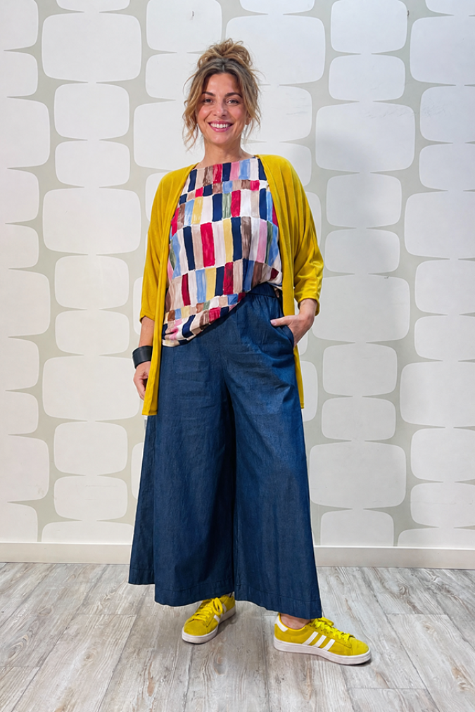 outfit con Blusa Kenobi blu, Cardigan Trilla giallo e Jeans Jane