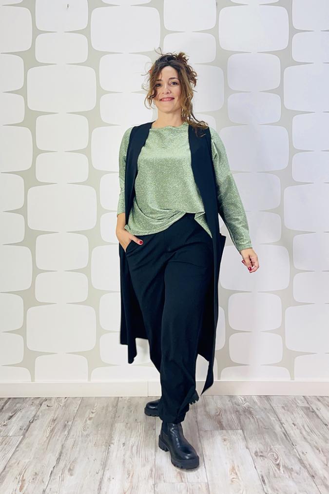 OUTFIT sartoriale con maglia sense kira in lurex verde sartoriale, pantalone delight nero sartoriale, maxi gilet lungo sartoriale nero e sciarpone stripes sartoriale a righe grigie e nere
