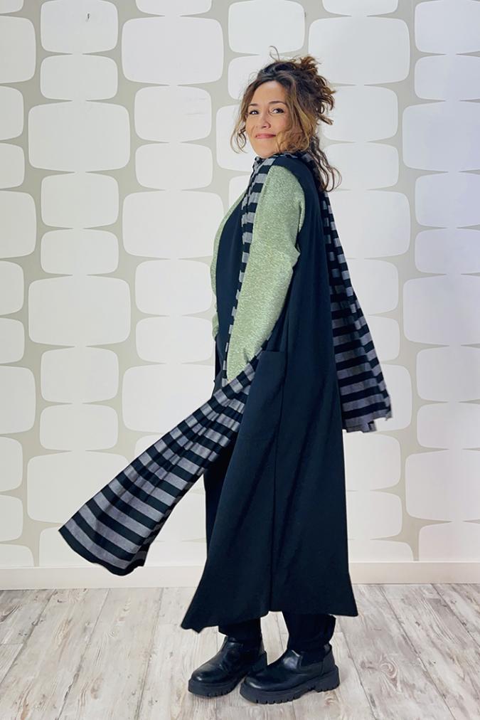OUTFIT sartoriale con maglia sense kira in lurex verde sartoriale, pantalone delight nero sartoriale, maxi gilet lungo sartoriale nero e sciarpone stripes sartoriale a righe grigie e nere