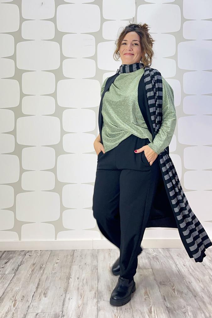 OUTFIT sartoriale con maglia sense kira in lurex verde sartoriale, pantalone delight nero sartoriale, maxi gilet lungo sartoriale nero e sciarpone stripes sartoriale a righe grigie e nere