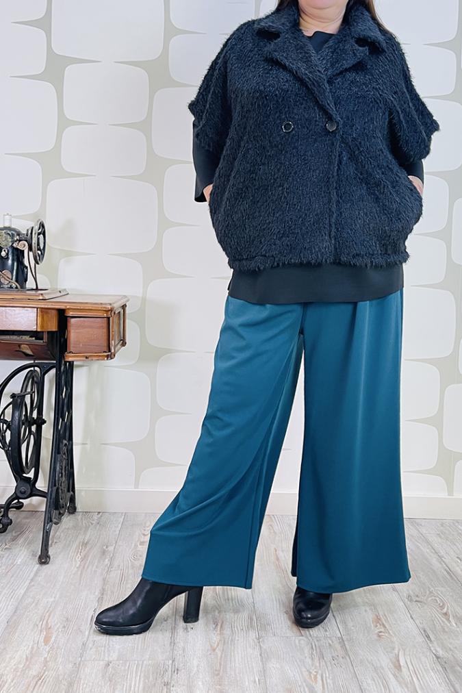 outfit curvy con Cappottino Kate nero, Pantalone Kuhrt petrolio - fabbrica di giuggiole abbigliamento femminile