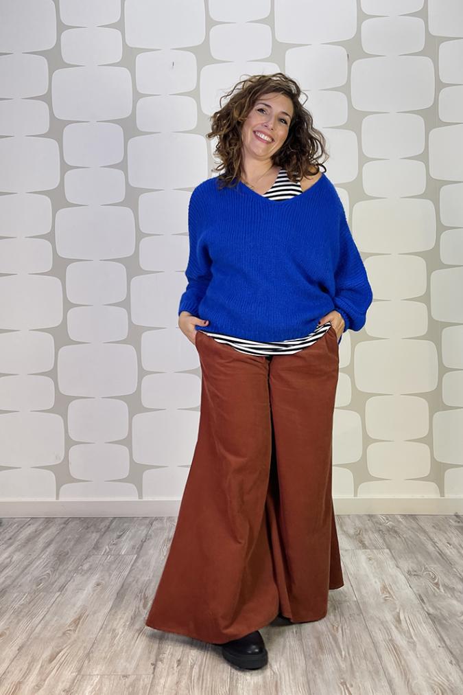 outfit con Maglia Laerte blu, canotta a righe sartoriale, Pantalone Patrice coccio - fabbrica di giuggiole