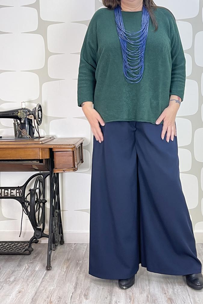outfit curvy con Maglia Marshall verde, Pantalone Lauren blu e collana udon blu - fabbrica di giuggiole abbigliamento femminile curvy