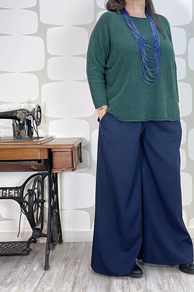 outfit curvy con Maglia Marshall verde, Pantalone Lauren blu e collana udon blu - fabbrica di giuggiole abbigliamento femminile curvy