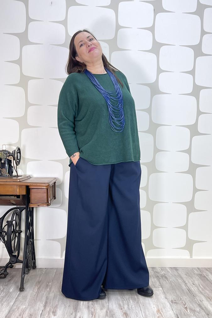 outfit curvy con Maglia Marshall verde, Pantalone Lauren blu e collana udon blu - fabbrica di giuggiole abbigliamento femminile curvy