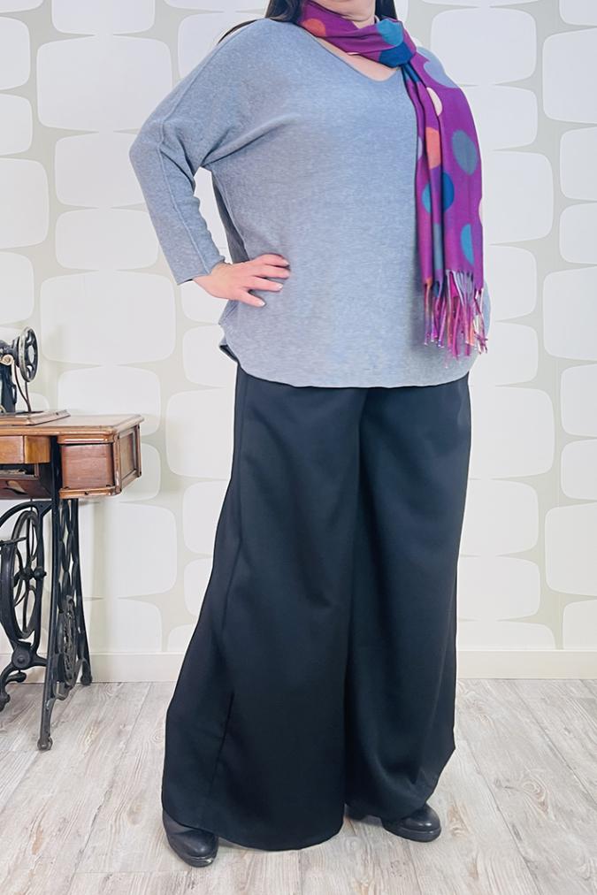 outfit curvy con Maglia Cloe grigio e Pantalone Lauren nero - fabbrica di giuggiole abbigliamento femminile