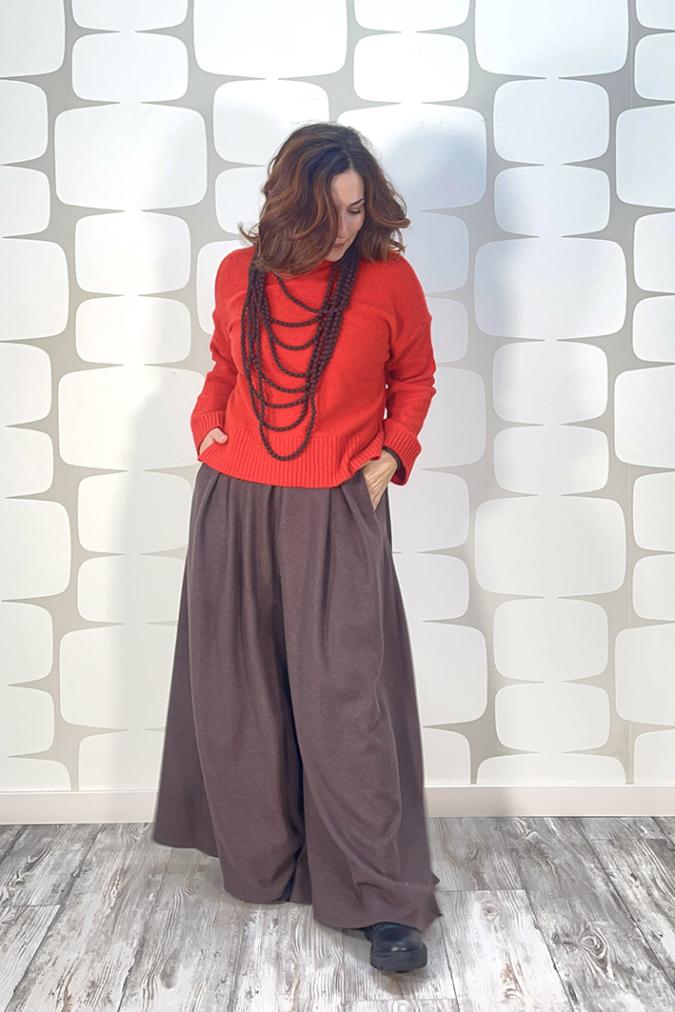 outfit con Maglione Lilian arancio, maglia basica in misto cachemire a righe orzo nero, Pantalone Gosta cacao