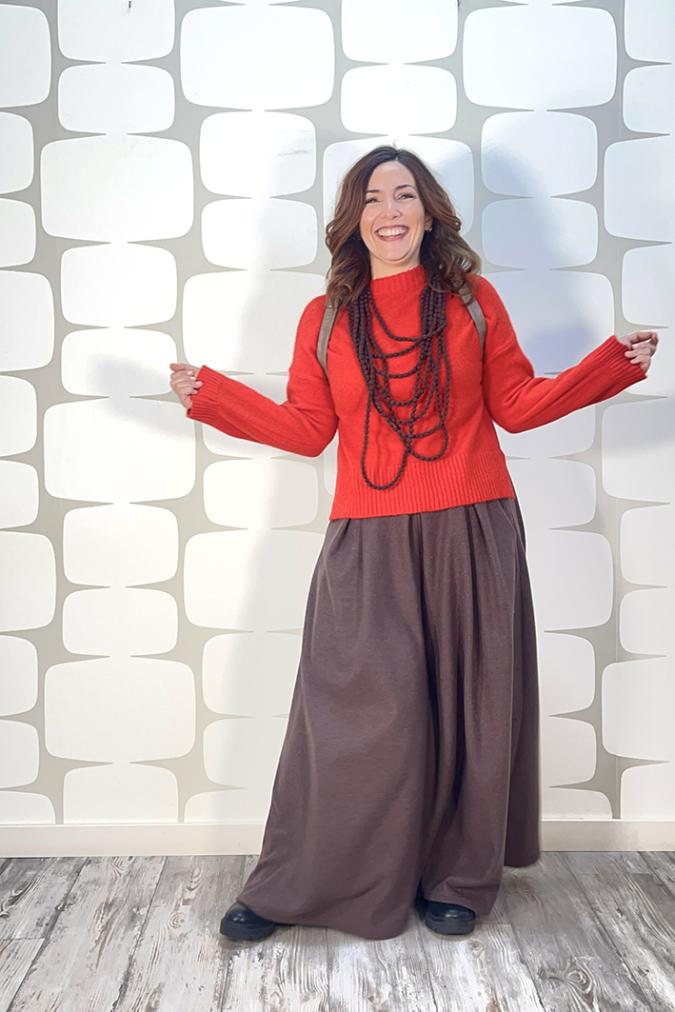 outfit con Maglione Lilian arancio, maglia basica in misto cachemire a righe orzo nero, Pantalone Gosta cacao