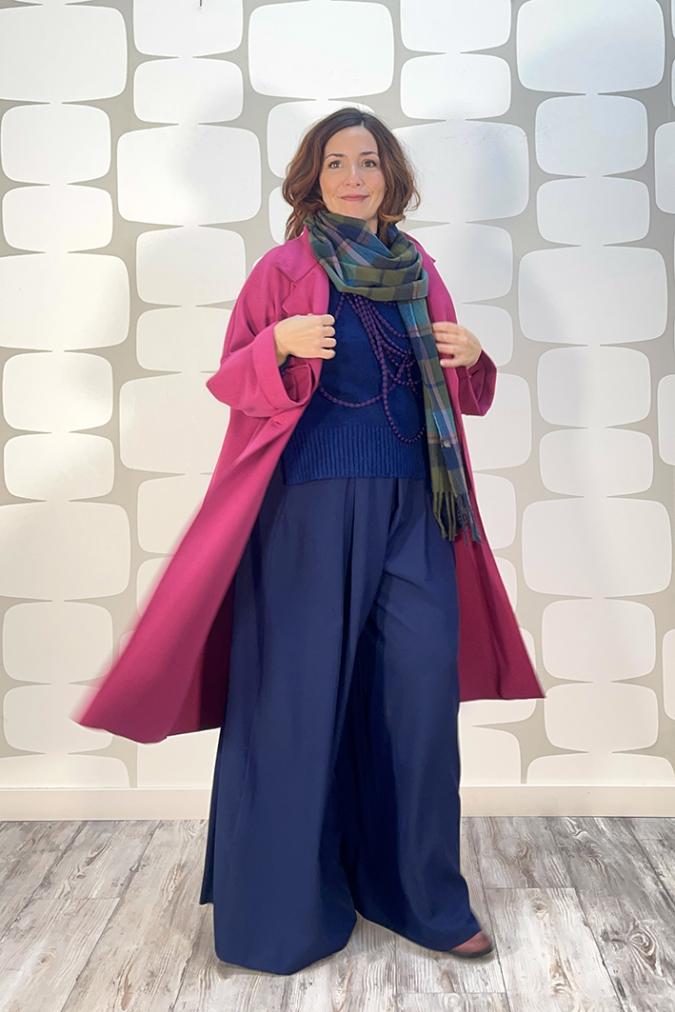 outfit fabbrica di giuggiole con Maglione Lilian blu, Pantalone Falck blu, Cappotto Tess magenta e sciarpa a quadri