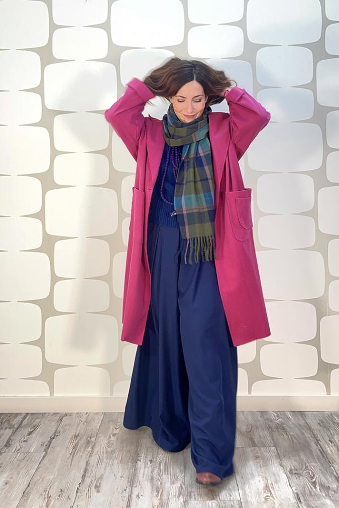 outfit fabbrica di giuggiole con Maglione Lilian blu, Pantalone Falck blu, Cappotto Tess magenta e sciarpa a quadri