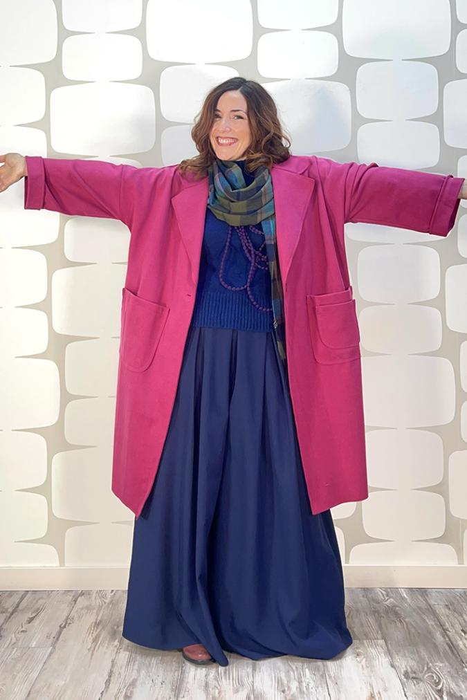 outfit fabbrica di giuggiole con Maglione Lilian blu, Pantalone Falck blu, Cappotto Tess magenta e sciarpa a quadri