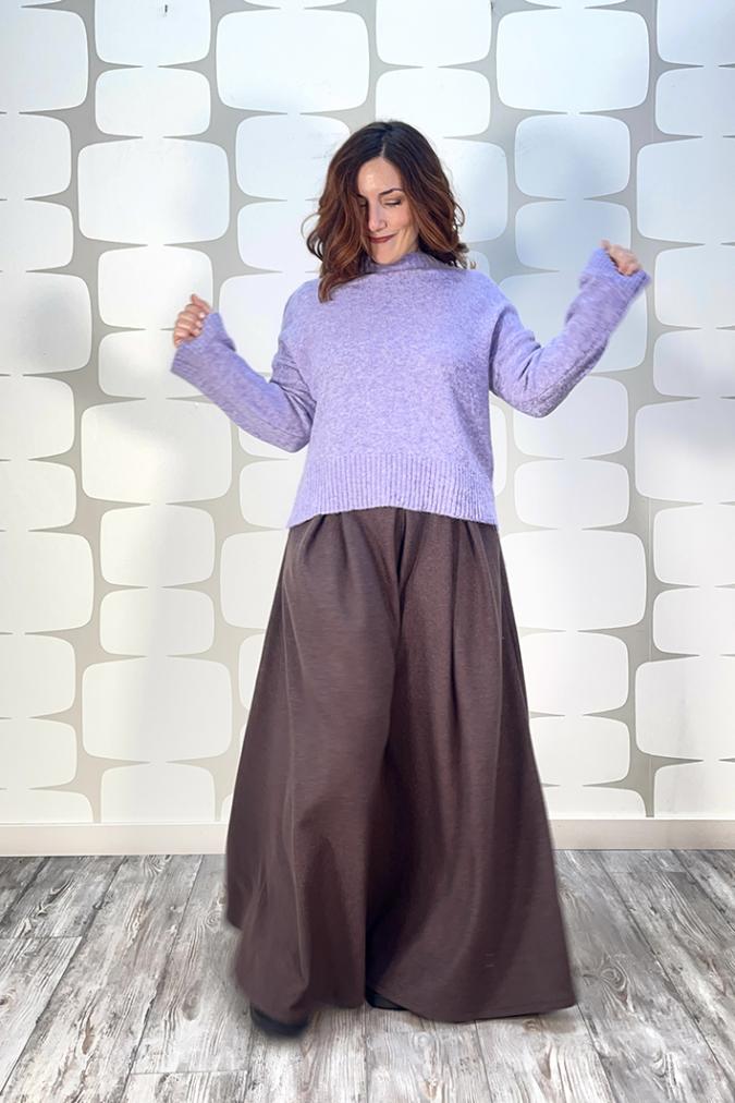 outfit con Maglione Lilian lilla, maglia basica in misto cachemire a righe orzo nero, Pantalone Gosta cacao