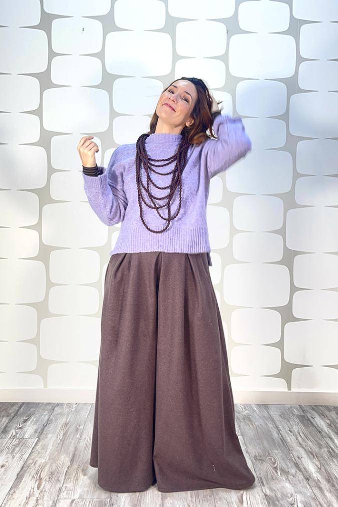 outfit con Maglione Lilian lilla, maglia basica in misto cachemire a righe orzo nero, Pantalone Gosta cacao