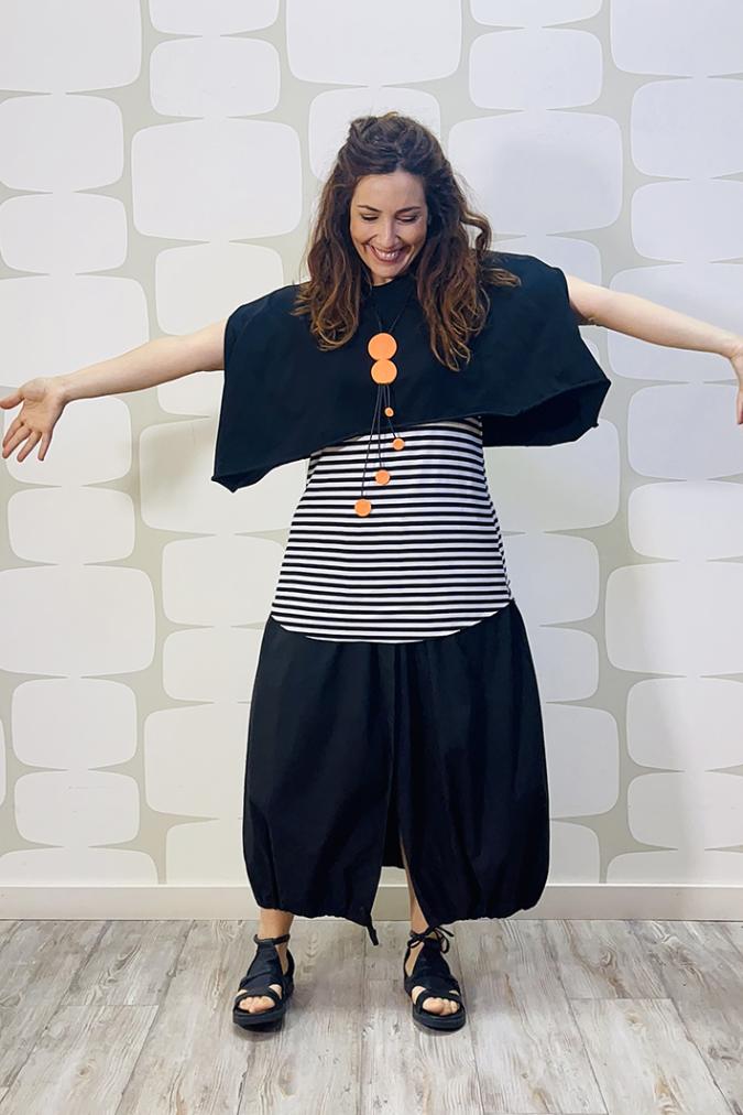 outfit con Maglia Nerea sartoriale nera, canotta a righe sartoriale e Gonna Lionel nera