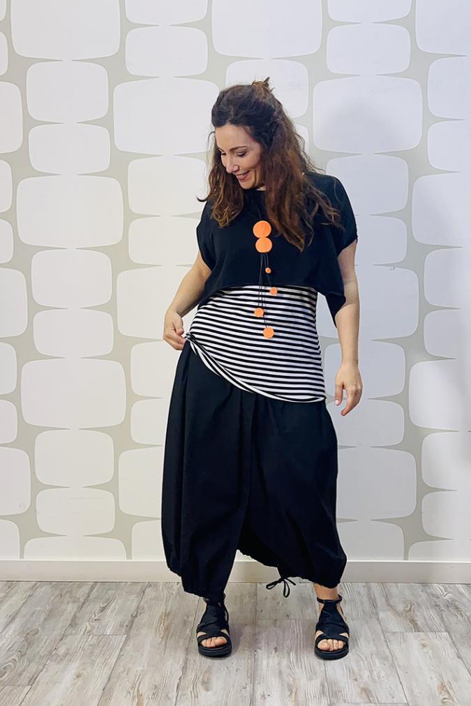outfit con Maglia Nerea sartoriale nera, canotta a righe sartoriale e Gonna Lionel nera
