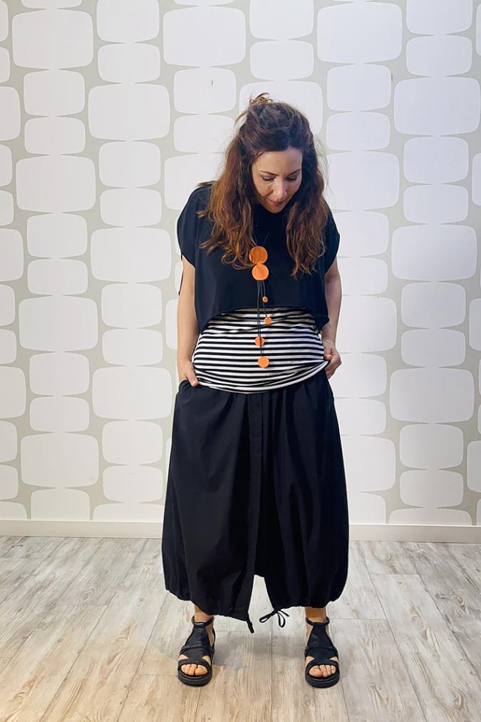 outfit con Maglia Nerea sartoriale nera, canotta a righe sartoriale e Gonna Lionel nera